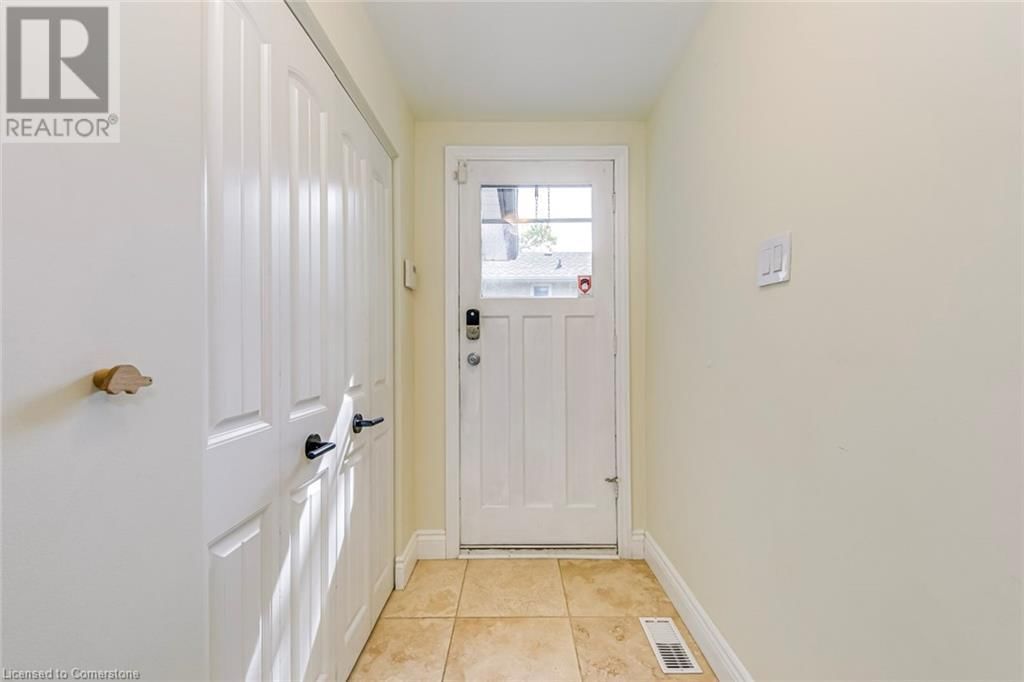 1306 NAPIER CRESCENT Image 38