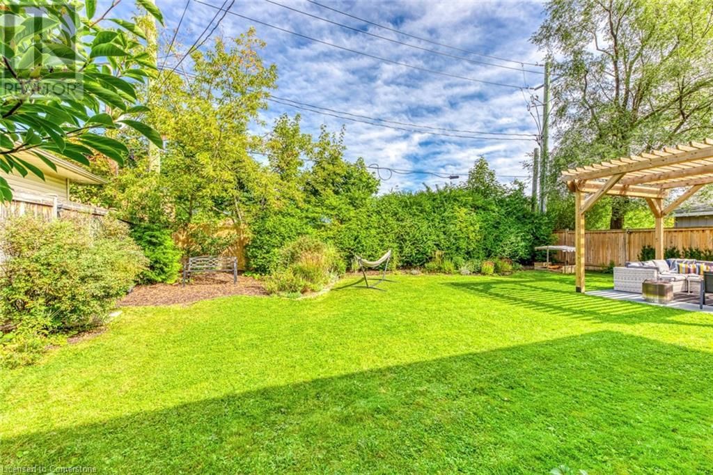 1306 NAPIER CRESCENT Image 44