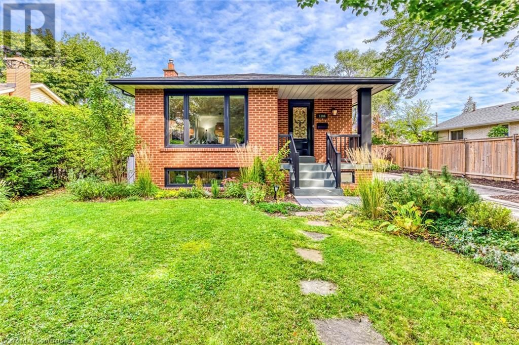 1306 NAPIER CRESCENT Image 5
