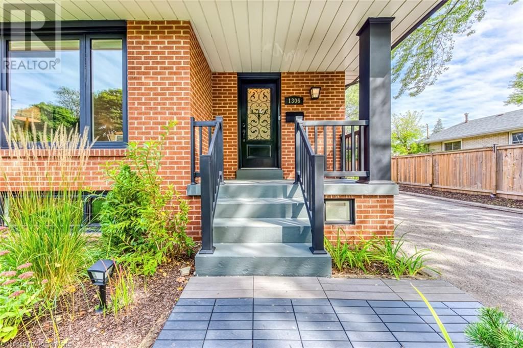 1306 NAPIER CRESCENT Image 6
