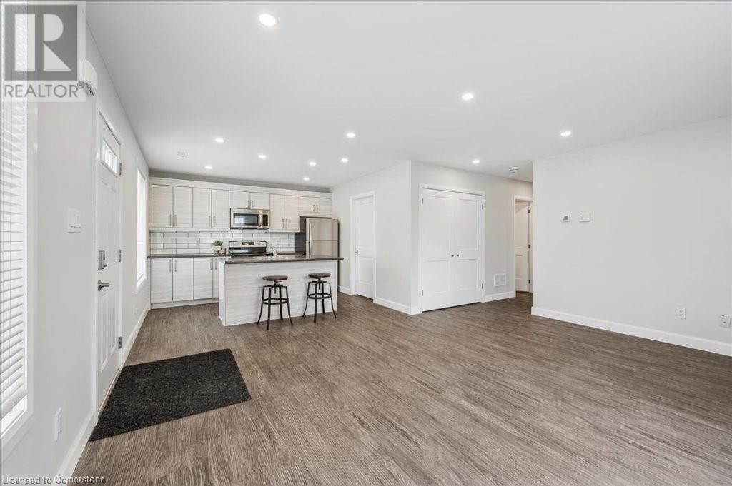 UPPER - 123 MARGARET AVENUE Image 12