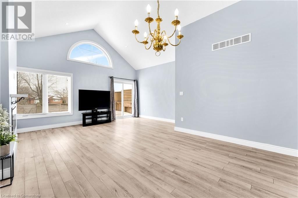 724 GARDEN COURT CRESCENT Image 12