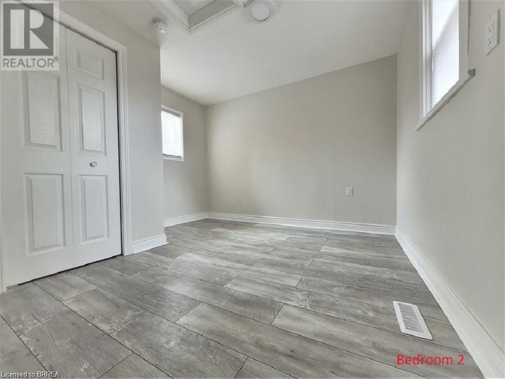 Lower - 167 ERIE AVENUE Image 4