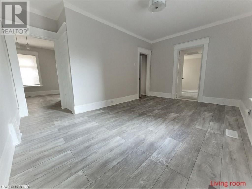 Lower - 167 ERIE AVENUE Image 8