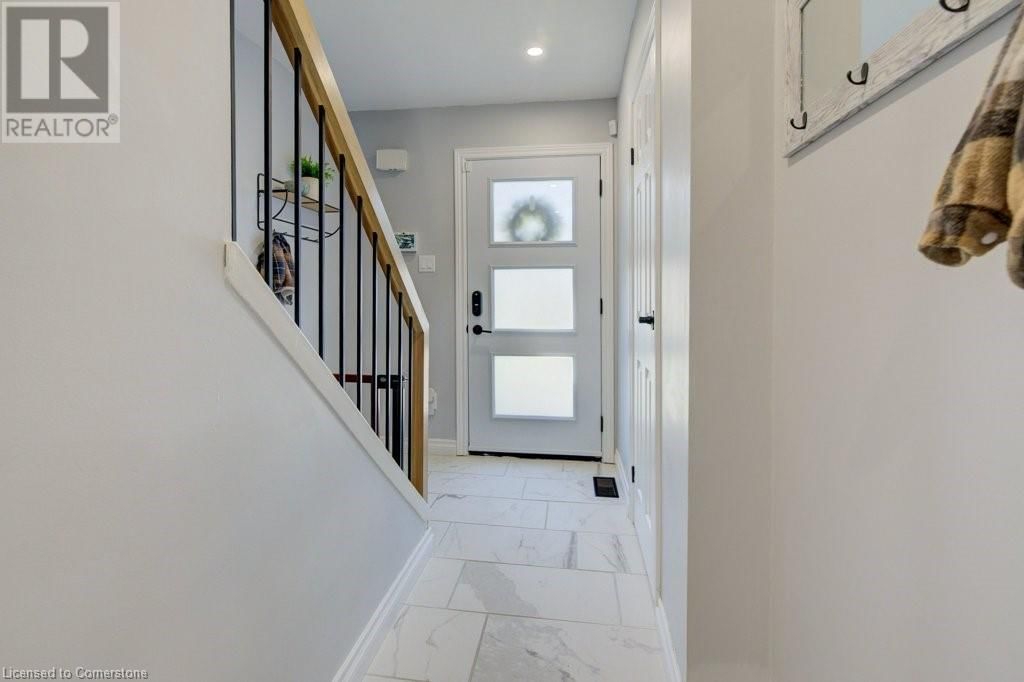 3 - 1060 CANFIELD CRESCENT Image 4