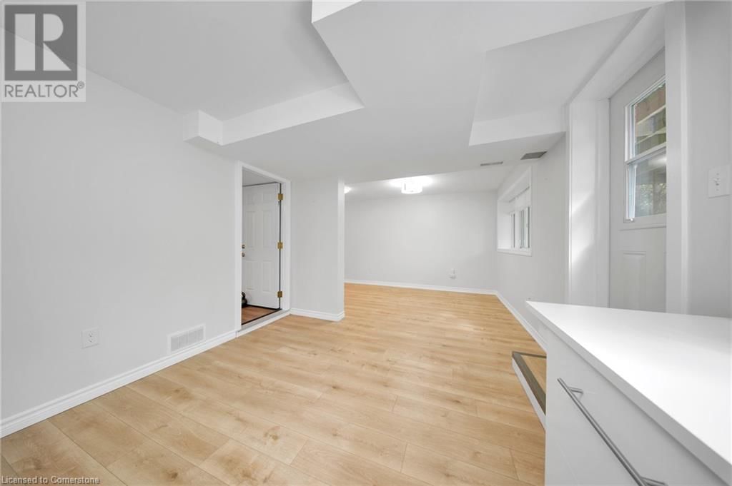 211 CONNAUGHT STREET Image 21