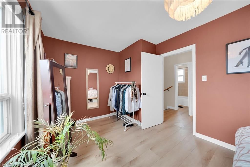 92 GLENDALE AVENUE NORTH Image 16