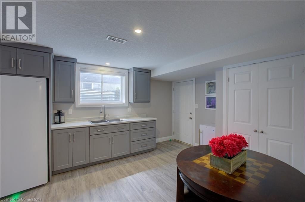 37 LORNE STREET WEST Image 28