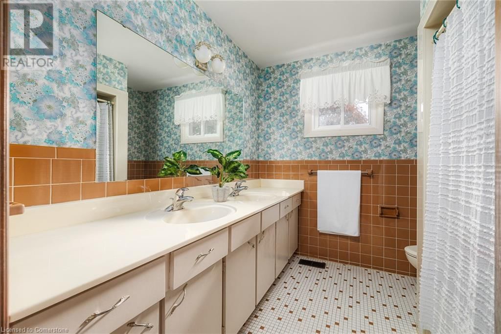 69 PETTIT DRIVE Image 23