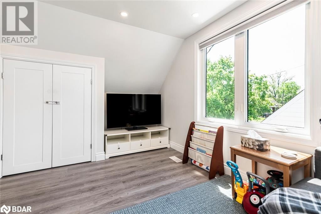 2055 CHURCHILL AVENUE Image 19