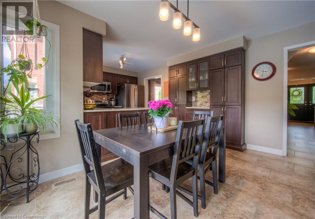 465 BURNETT AVENUE Image 17