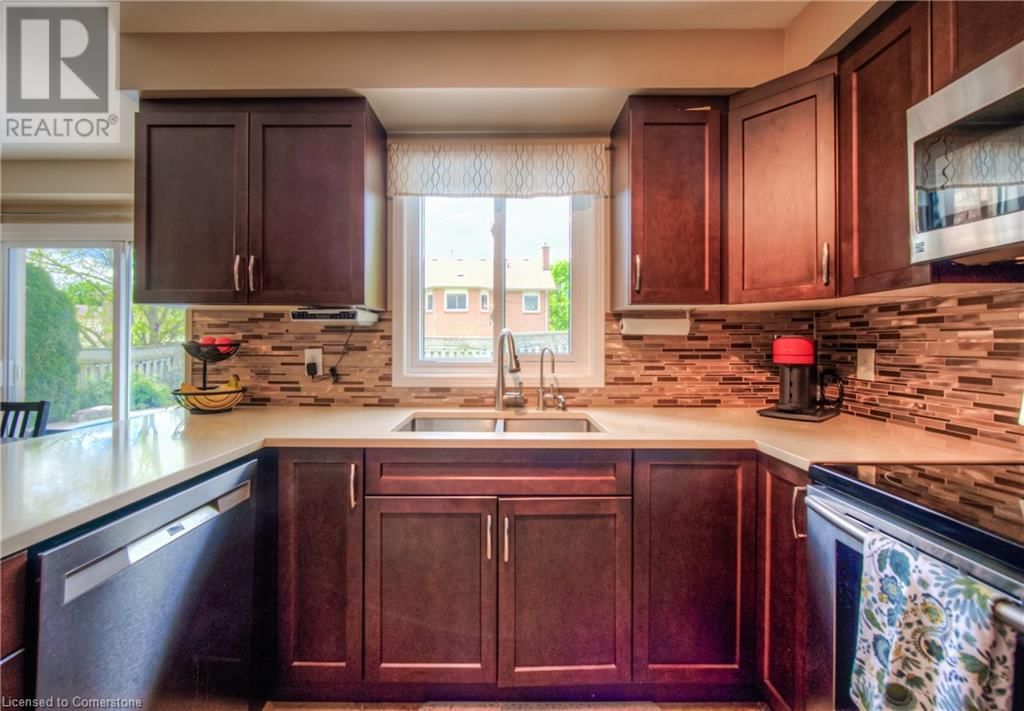 465 BURNETT AVENUE Image 20