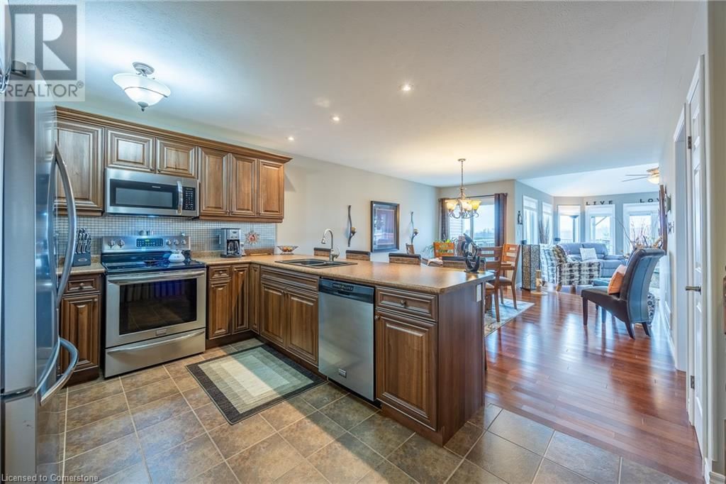 73 UPPER CANADA DRIVE Image 3