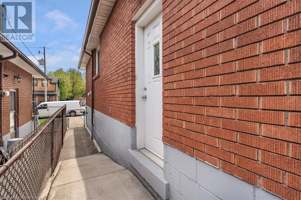 133 PICTON STREET EAST Image 24