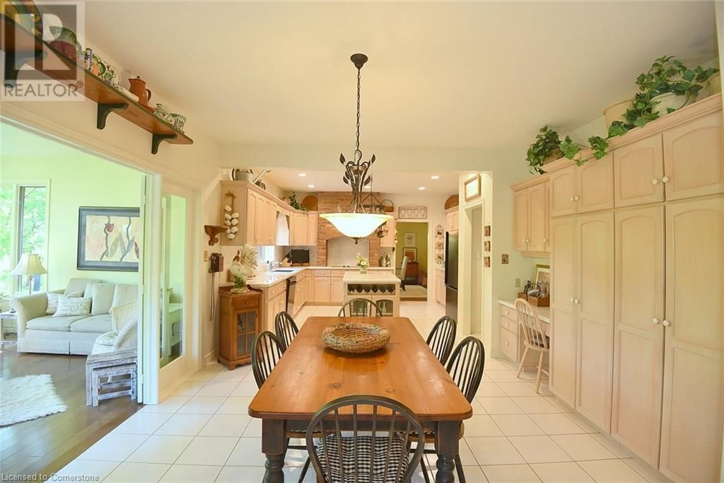 712 ROBSON ROAD Image 11