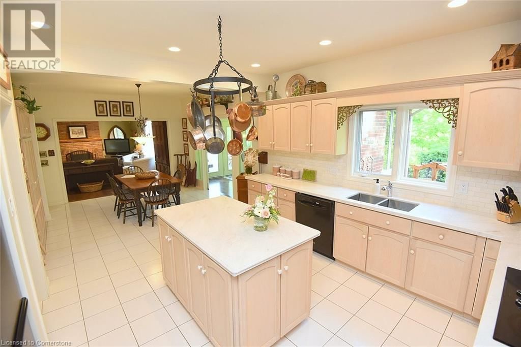 712 ROBSON ROAD Image 12
