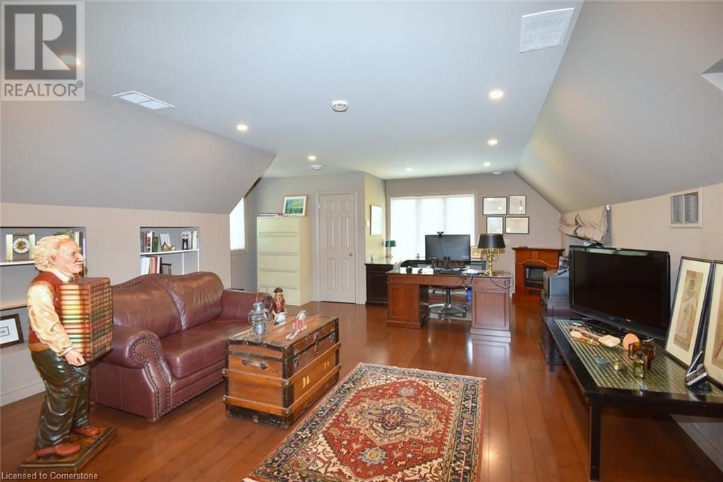 712 ROBSON ROAD Image 21