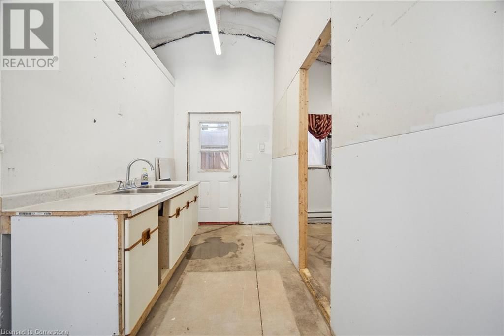 82 MAIN STREET Image 37