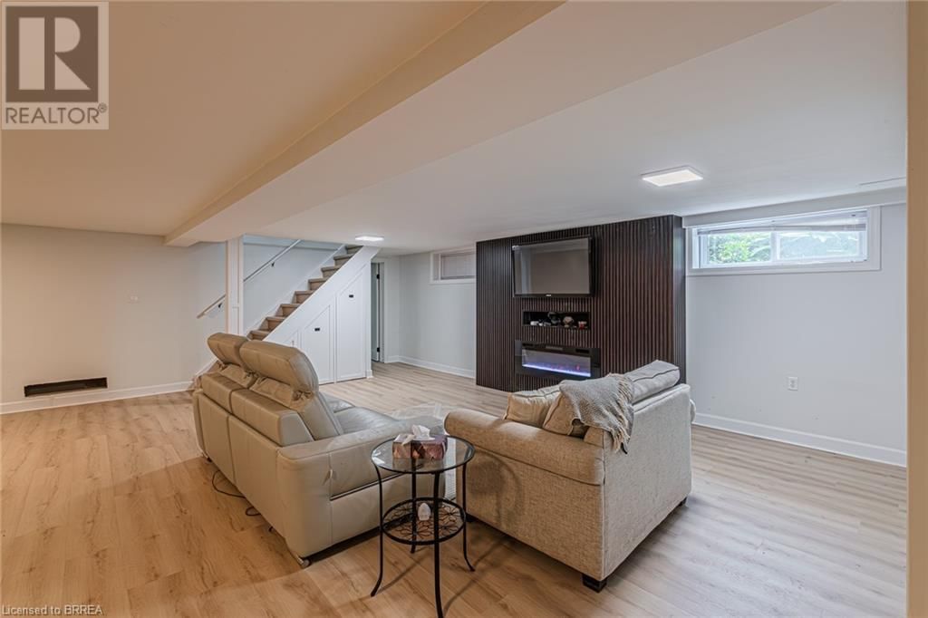 836 MOUNT PLEASANT ROAD Image 33