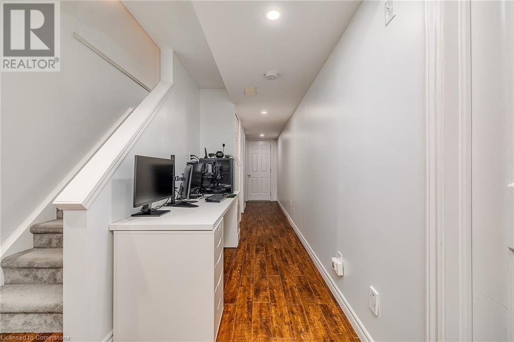 453 BEAUMONT CRESCENT Image 22