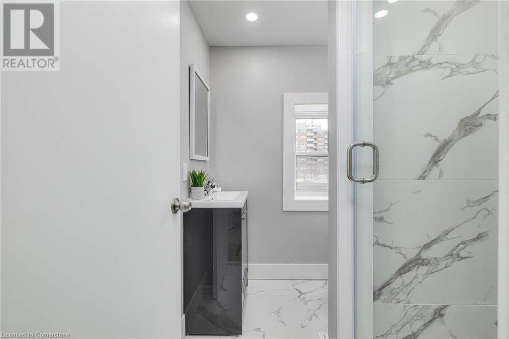 125 CATHCART STREET Image 17