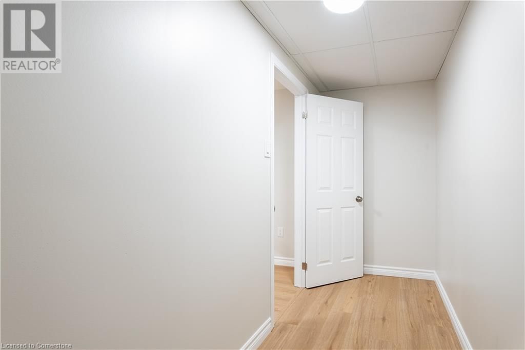 405 WINTERGREEN DRIVE Image 32