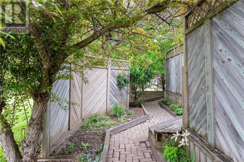405 WINTERGREEN DRIVE Image 33