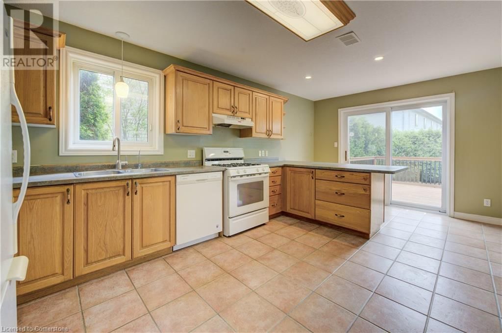 A - 495 HARBOUR VIEW CRESCENT Image 12