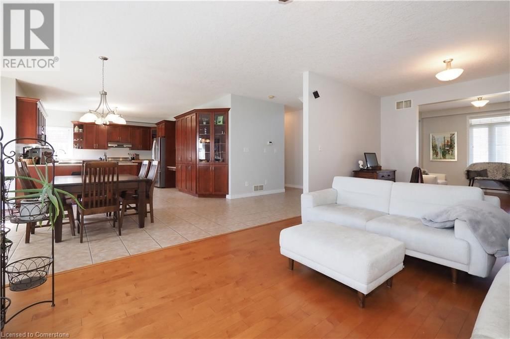 15 TREEVIEW DRIVE Image 10