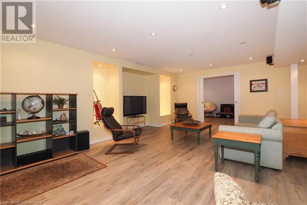 15 TREEVIEW DRIVE Image 36