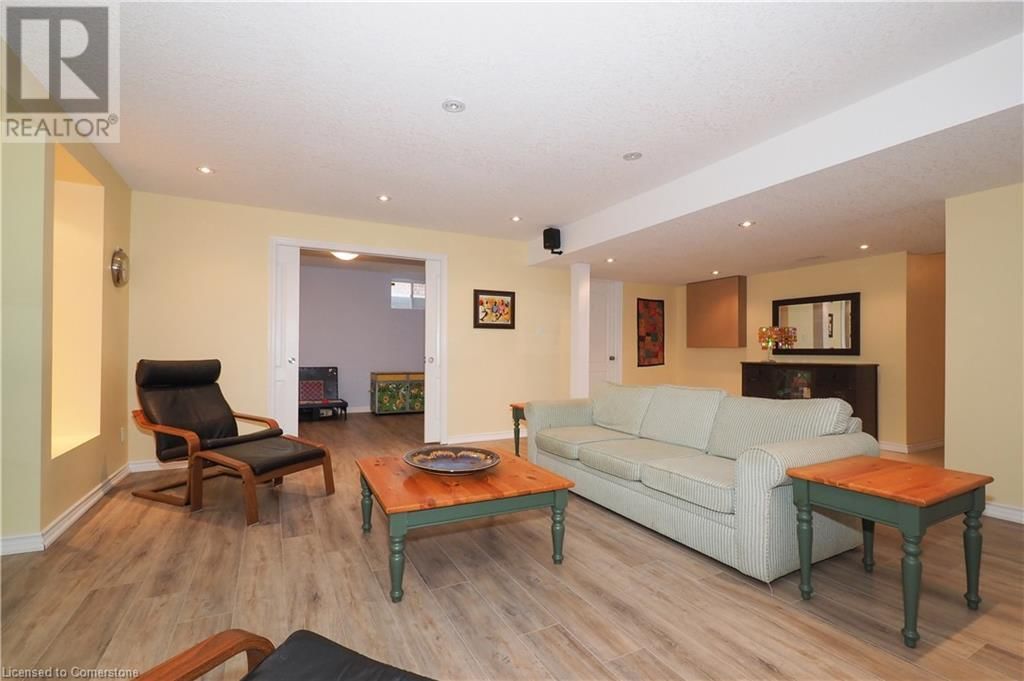 15 TREEVIEW DRIVE Image 37