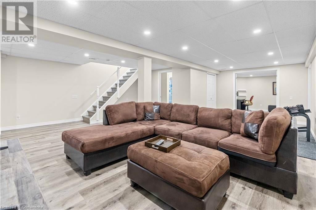66 SILVERBIRCH BOULEVARD Image 31