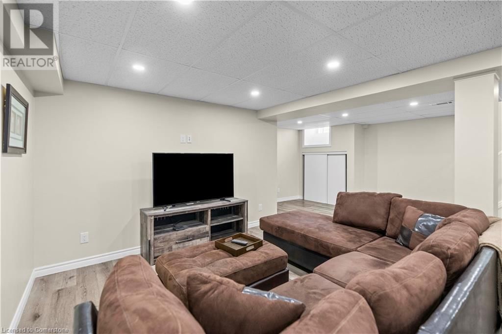 66 SILVERBIRCH BOULEVARD Image 32