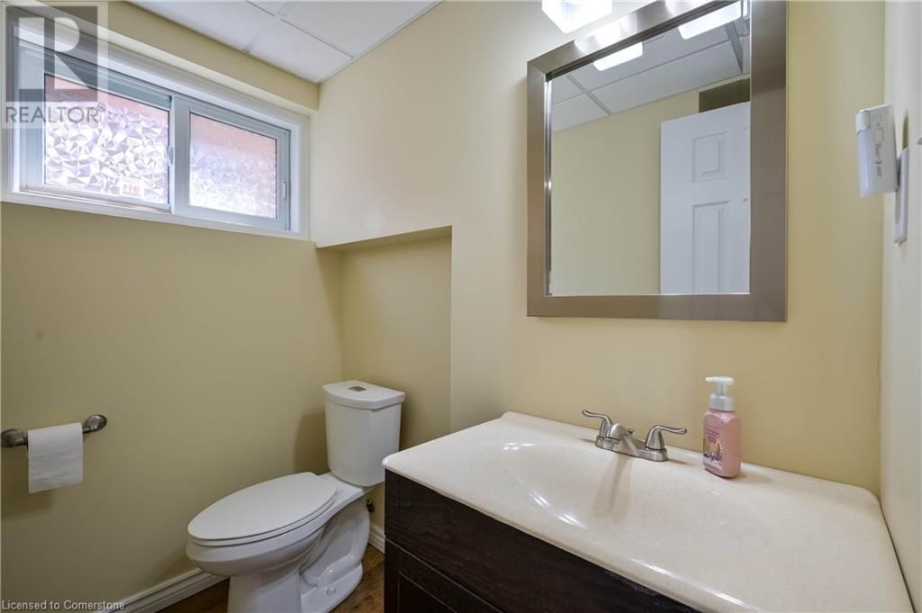 10 QUEEN CHARLOTTE CRESCENT Image 31