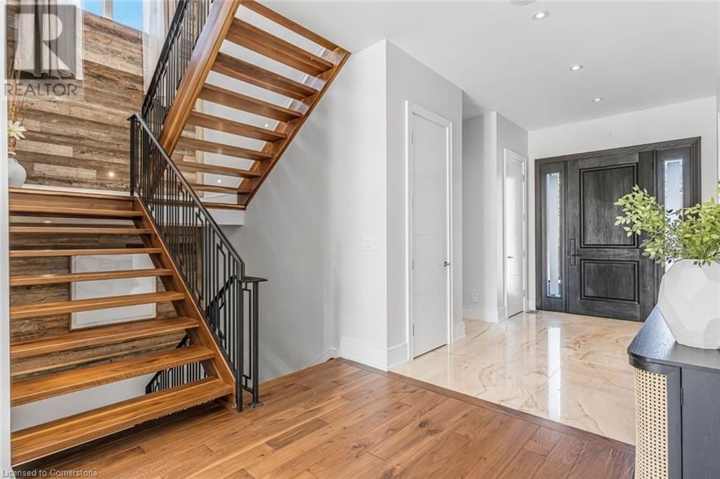 574 STEPHENS CRESCENT WEST Image 22