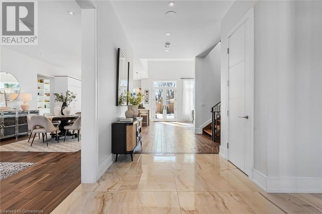 574 STEPHENS CRESCENT WEST Image 3