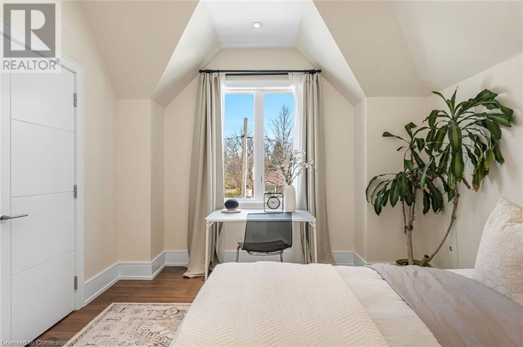 574 STEPHENS CRESCENT WEST Image 35