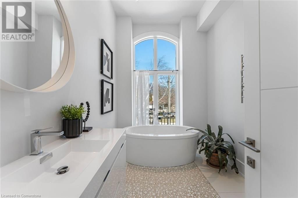 574 STEPHENS CRESCENT WEST Image 37