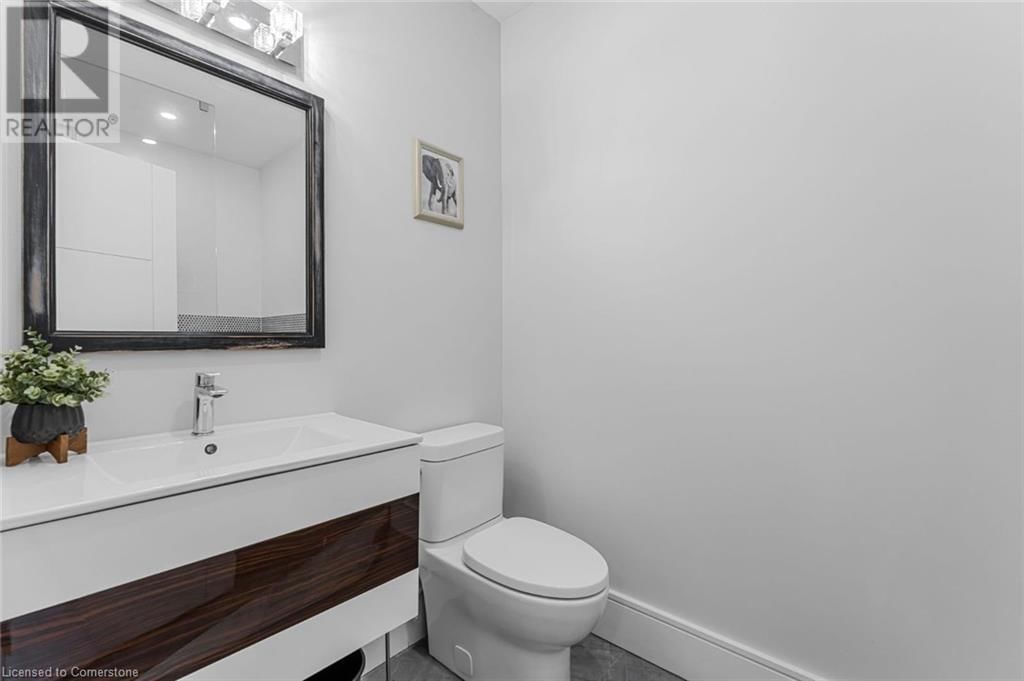 574 STEPHENS CRESCENT WEST Image 42