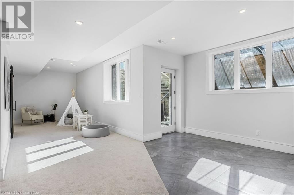 574 STEPHENS CRESCENT WEST Image 43