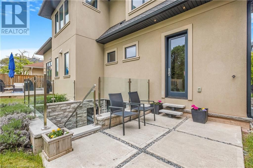 574 STEPHENS CRESCENT WEST Image 44