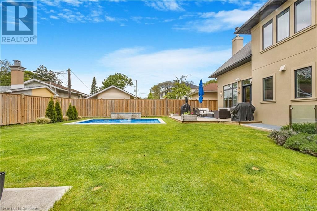 574 STEPHENS CRESCENT WEST Image 46