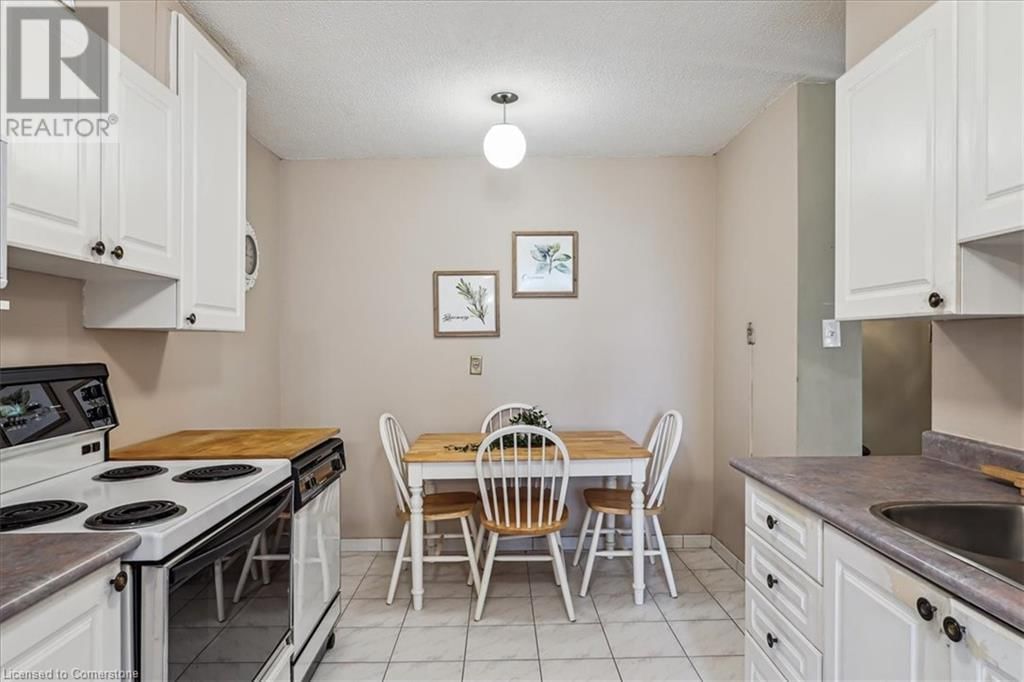 206 - 700 DYNES ROAD Image 7