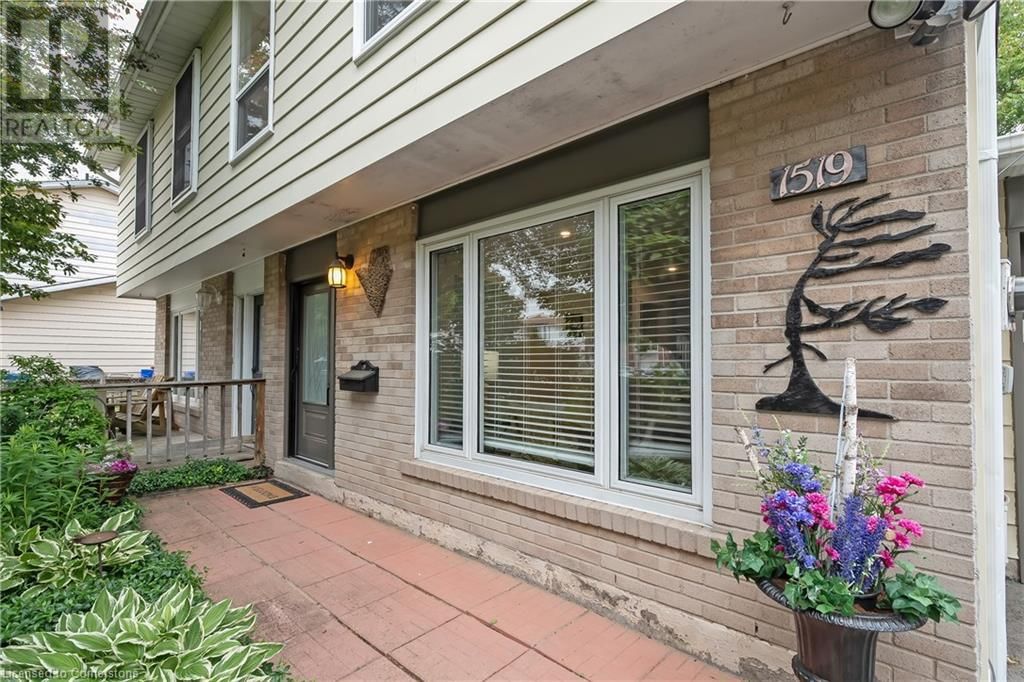 1519 NEWLANDS CRESCENT Image 3