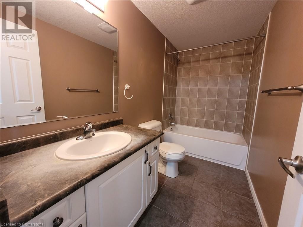 216 FEATHERSTONE CRESCENT Image 10