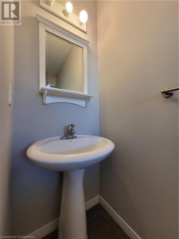 216 FEATHERSTONE CRESCENT Image 7