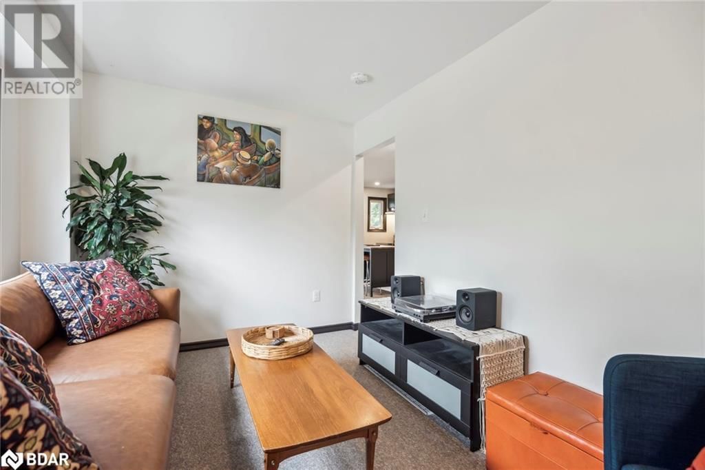20 ROBINS AVENUE Image 12