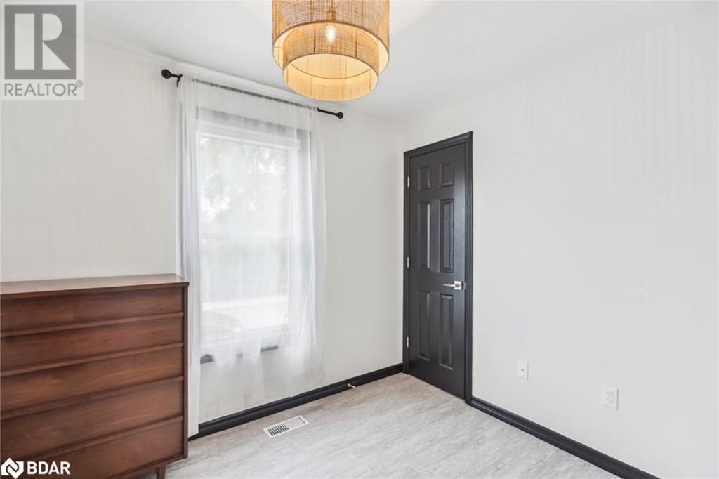 20 ROBINS AVENUE Image 22