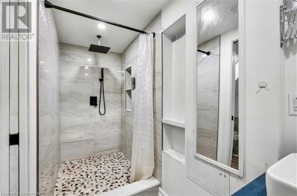 33 THIRD AVENUE Image 15