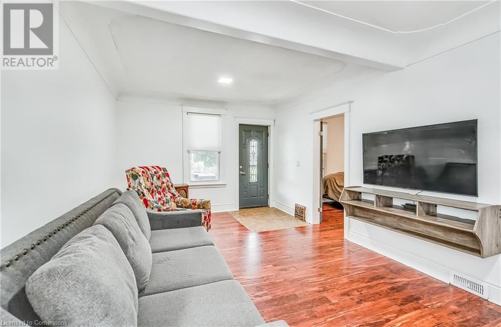36 BARONS AVENUE NORTH Image 15